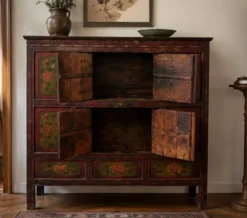 Buffet en bois japonais ancien avec décorations florales peintes à la main