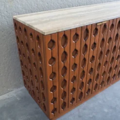 Buffet en bois sculpté brutalisme contemporain avec plateau en travertin en cours d'examen.