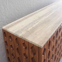 Buffet en bois sculpté brutalisme contemporain avec plateau en travertin en cours d'examen.