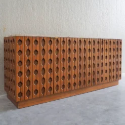 Buffet en bois sculpté brutalisme contemporain avec plateau en travertin en cours d'examen.