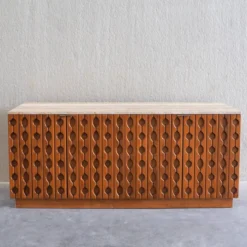 Buffet en bois sculpté brutalisme contemporain avec plateau en travertin en cours d'examen.