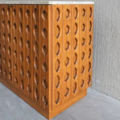 Buffet en bois sculpté brutalisme contemporain avec plateau en travertin en cours d'examen.