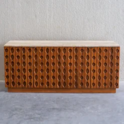 Buffet en bois sculpté brutalisme contemporain avec plateau en travertin en cours d'examen.