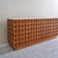 Buffet en bois sculpté brutalisme contemporain avec plateau en travertin en cours d'examen.
