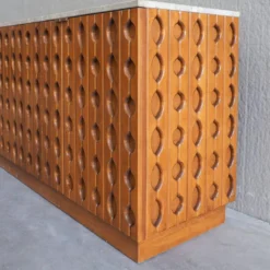 Buffet en bois sculpté brutalisme contemporain avec plateau en travertin en cours d'examen.