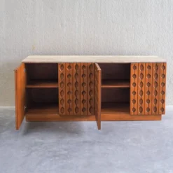 Buffet en bois sculpté brutalisme contemporain avec plateau en travertin en cours d'examen.
