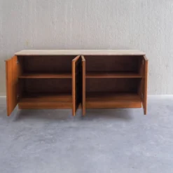 Buffet en bois sculpté brutalisme contemporain avec plateau en travertin en cours d'examen.