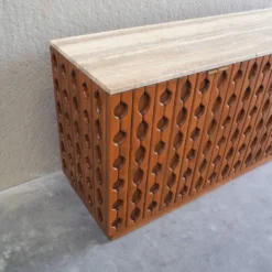 Buffet en bois sculpté brutalisme contemporain avec plateau en travertin en cours d'examen.