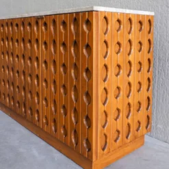 Buffet en bois sculpté brutalisme contemporain avec plateau en travertin en cours d'examen.