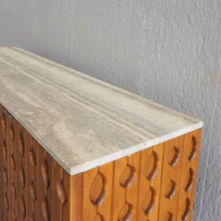 Buffet en bois sculpté brutalisme contemporain avec plateau en travertin en cours d'examen.