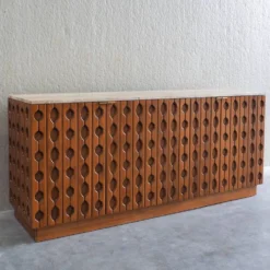 Buffet en bois sculpté brutalisme contemporain avec plateau en travertin en cours d'examen.