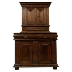 Buffet en cabinet a deux corps en noyer mouluré – Époque Louis XIII