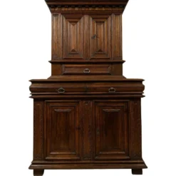 Buffet en cabinet a deux corps en noyer mouluré – Époque Louis XIII