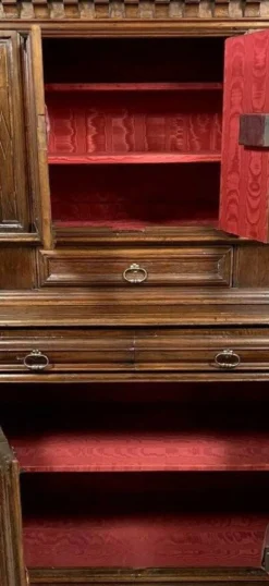 Buffet en cabinet a deux corps en noyer mouluré – Époque Louis XIII