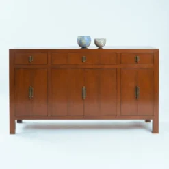 Buffet en cerisier de style transitionnel avec quincaillerie géométrique en laiton, années 1980.
