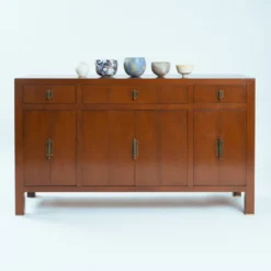 Buffet en cerisier de style transitionnel avec quincaillerie géométrique en laiton, années 1980.