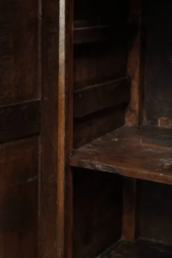 Buffet en chêne ancien de ferme du 17ème siècle avec des accessoires d'origine.