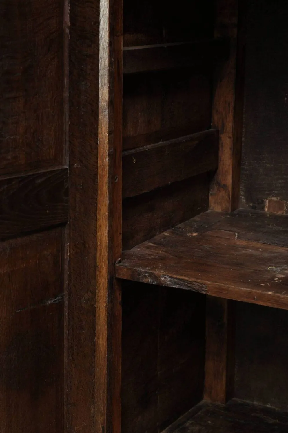 Buffet en chêne ancien de ferme du 17ème siècle avec des accessoires d'origine.