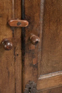Buffet en chêne ancien de ferme du 17ème siècle avec des accessoires d'origine.