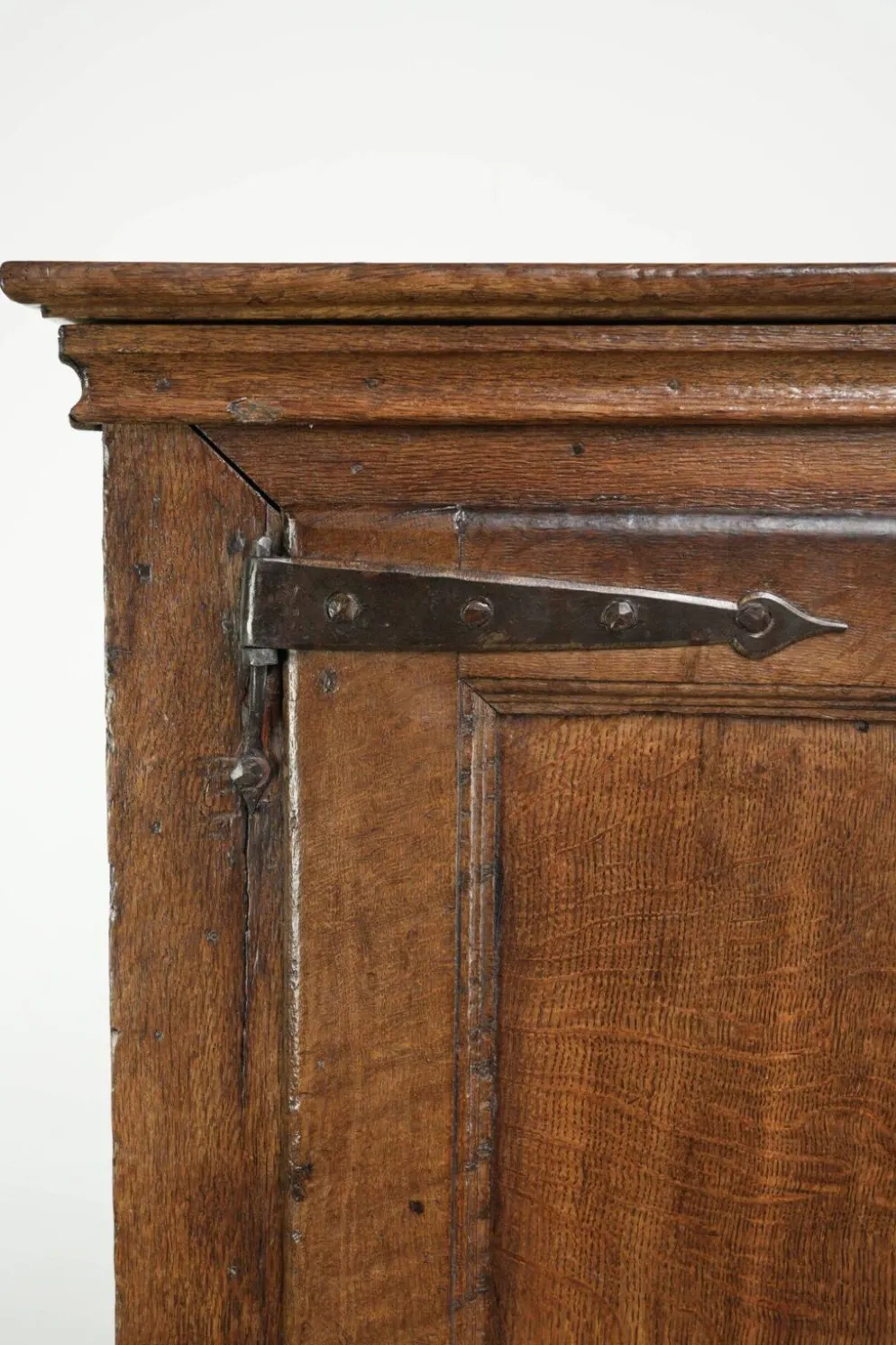 Buffet en chêne ancien de ferme du 17ème siècle avec des accessoires d'origine.