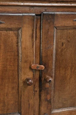 Buffet en chêne ancien de ferme du 17ème siècle avec des accessoires d'origine.