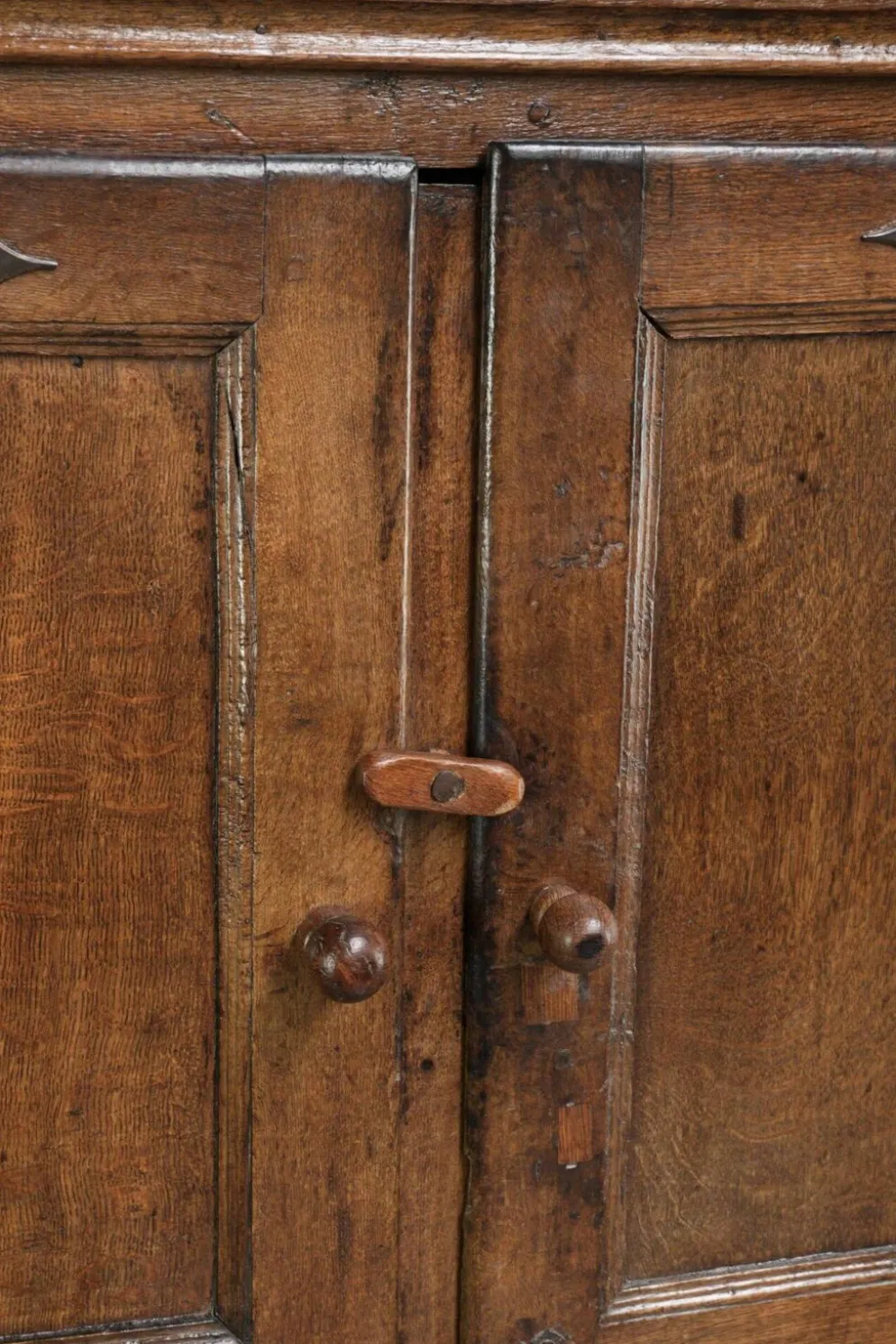Buffet en chêne ancien de ferme du 17ème siècle avec des accessoires d'origine.