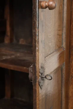 Buffet en chêne ancien de ferme du 17ème siècle avec des accessoires d'origine.