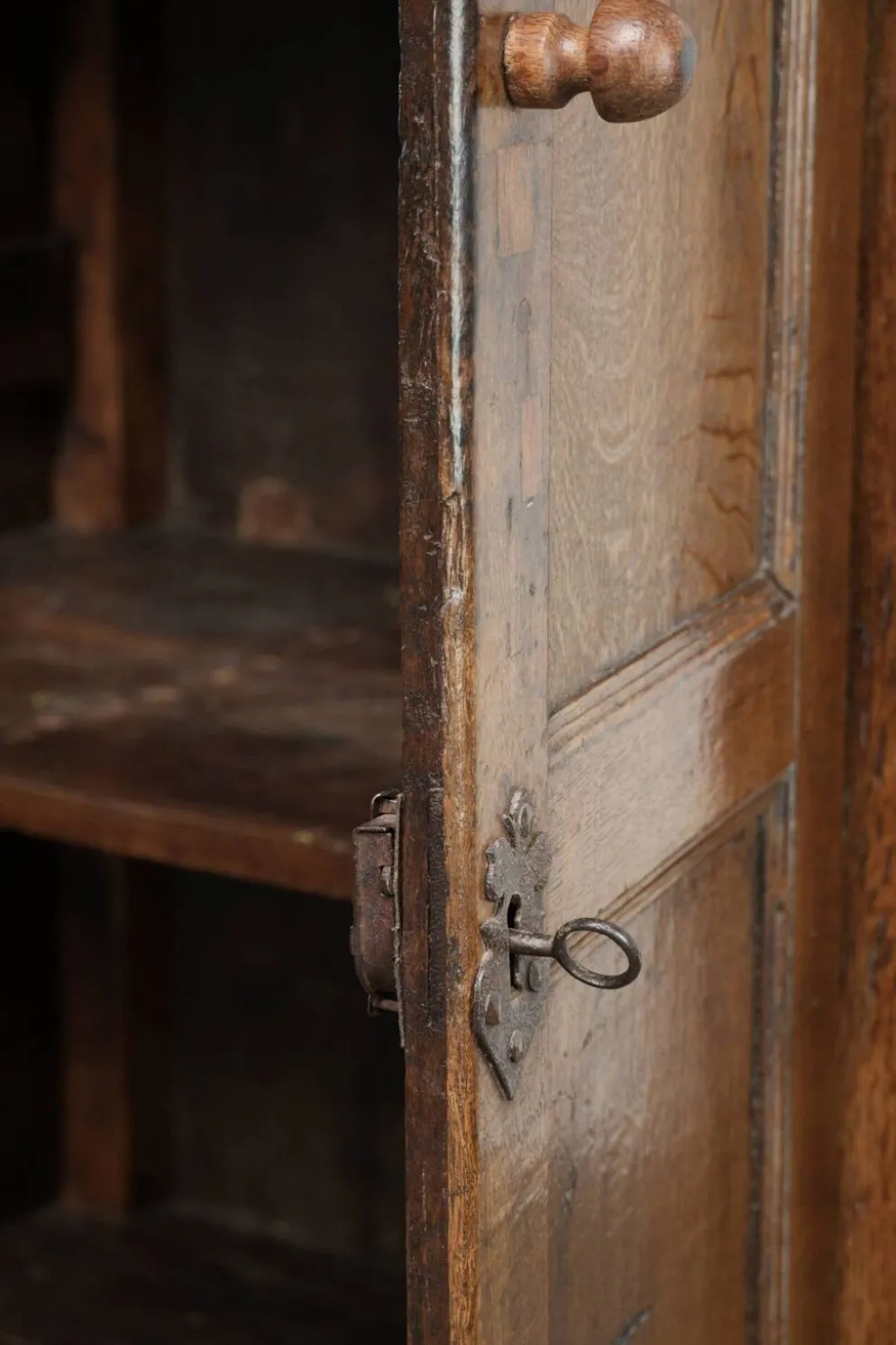 Buffet en chêne ancien de ferme du 17ème siècle avec des accessoires d'origine.