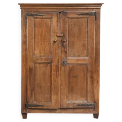Buffet en chêne ancien de ferme du 17ème siècle avec des accessoires d'origine.