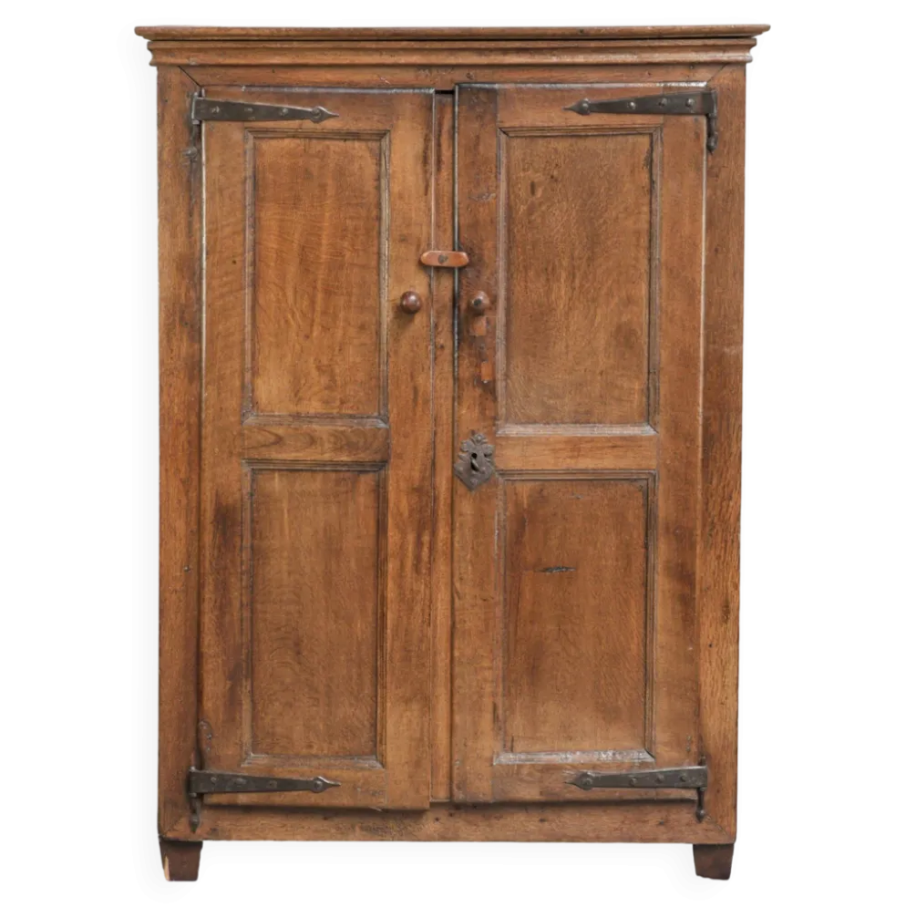 Buffet en chêne ancien de ferme du 17ème siècle avec des accessoires d'origine.