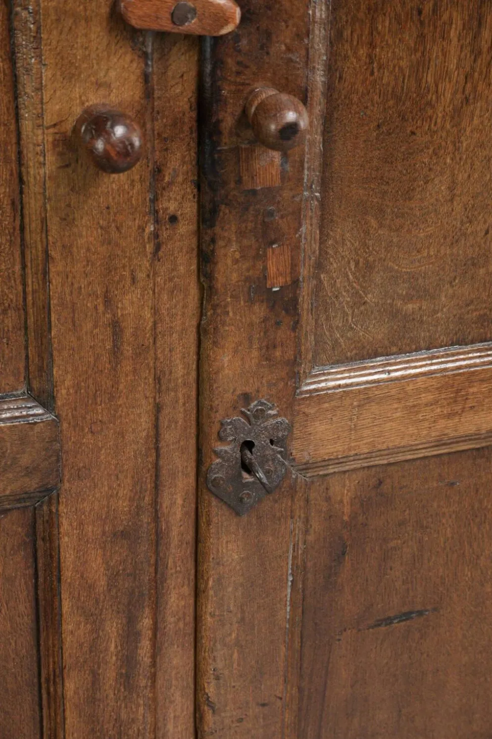 Buffet en chêne ancien de ferme du 17ème siècle avec des accessoires d'origine.