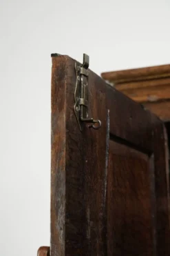 Buffet en chêne ancien de ferme du 17ème siècle avec des accessoires d'origine.