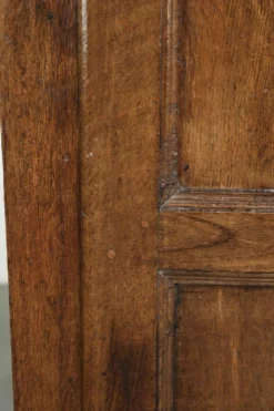 Buffet en chêne ancien de ferme du 17ème siècle avec des accessoires d'origine.