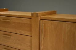 Buffet en chêne au design brutaliste, Belgique.