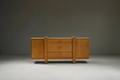 Buffet en chêne au design brutaliste, Belgique.