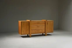 Buffet en chêne au design brutaliste, Belgique.