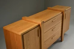 Buffet en chêne au design brutaliste, Belgique.
