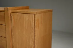 Buffet en chêne au design brutaliste, Belgique.