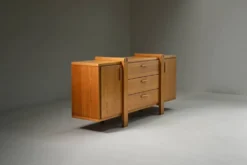 Buffet en chêne au design brutaliste, Belgique.