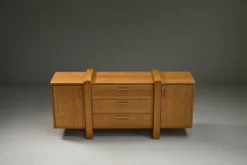 Buffet en chêne au design brutaliste, Belgique.