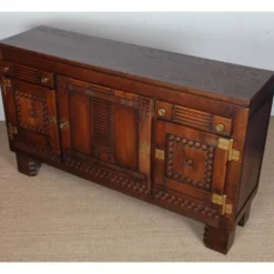 Buffet en chêne et laiton dans le goût de Charles Dudouyt, 1940