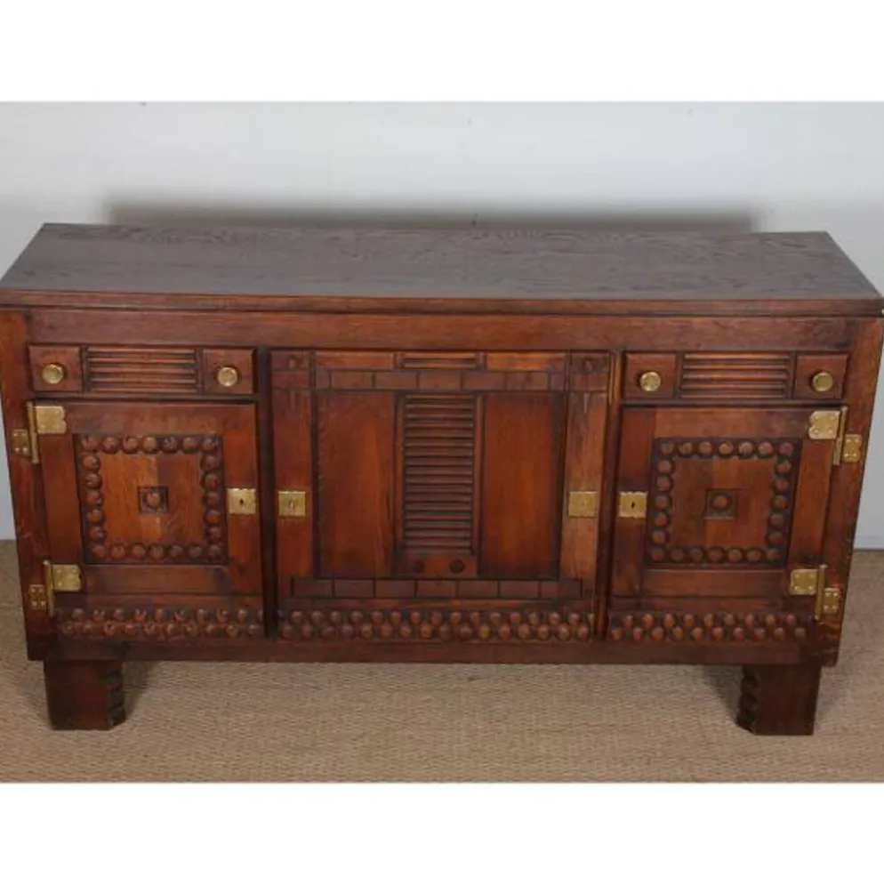 Buffet en chêne et laiton dans le goût de Charles Dudouyt, 1940