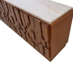 Buffet en chêne italien avec plateau en marbre travertin et motifs sculptés à la main.