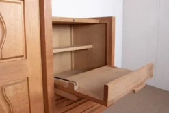 Buffet en chêne massif et faïence, Guillerme et Chambron pour Votre Maison