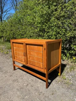 Buffet en chêne, style Henry Kjaernulf, 1960-70, design danois. Style moderne du milieu du siècle.