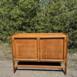 Buffet en chêne, style Henry Kjaernulf, 1960-70, design danois. Style moderne du milieu du siècle.