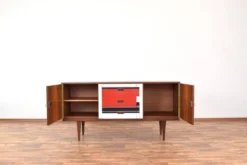 Buffet en noyer des années 1960 avec motif peint à la main.