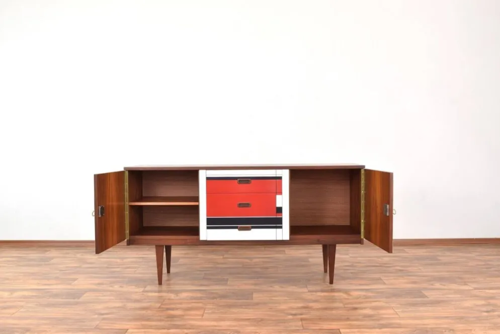 Buffet en noyer des années 1960 avec motif peint à la main.