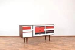 Buffet en noyer des années 1960 avec motif peint à la main.