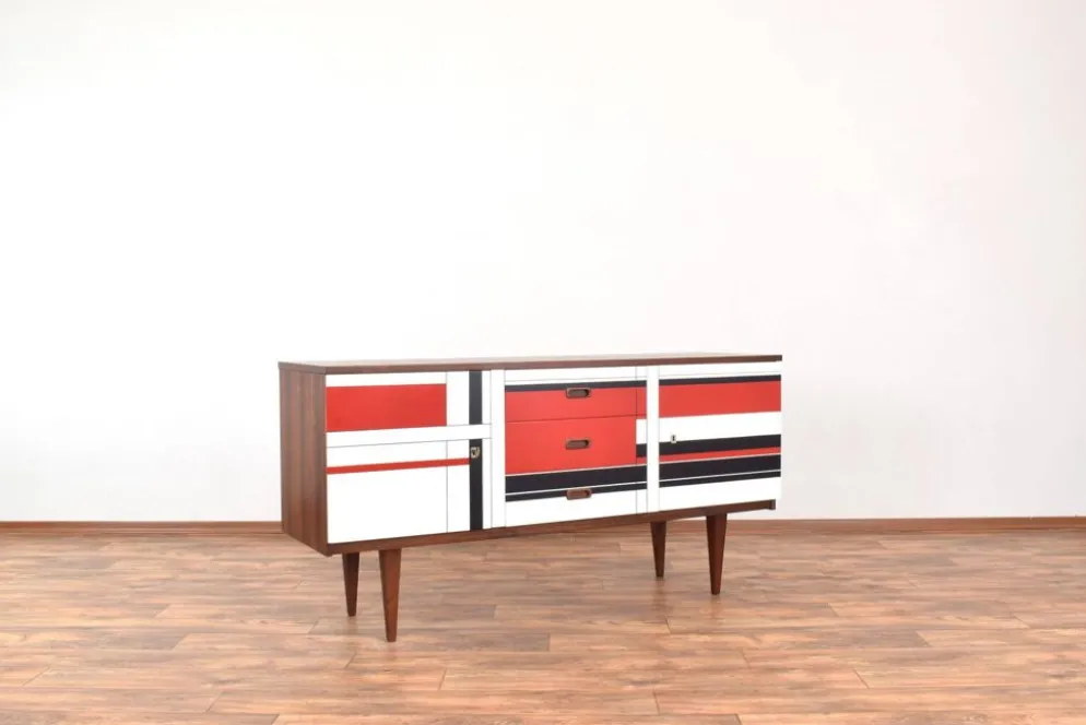 Buffet en noyer des années 1960 avec motif peint à la main.